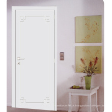O branco home simples do projeto aprontou portas niveladas pintadas para o quarto do banheiro